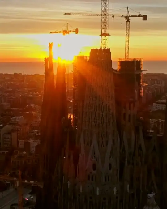 Sagrada Familia al atardecer desde el dron
