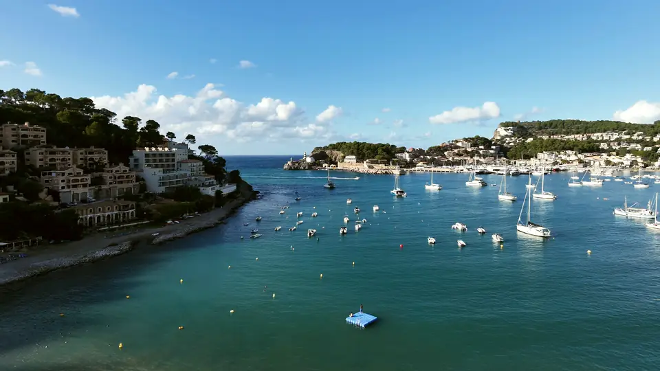 Bahía con barcos fondeados desde el dron