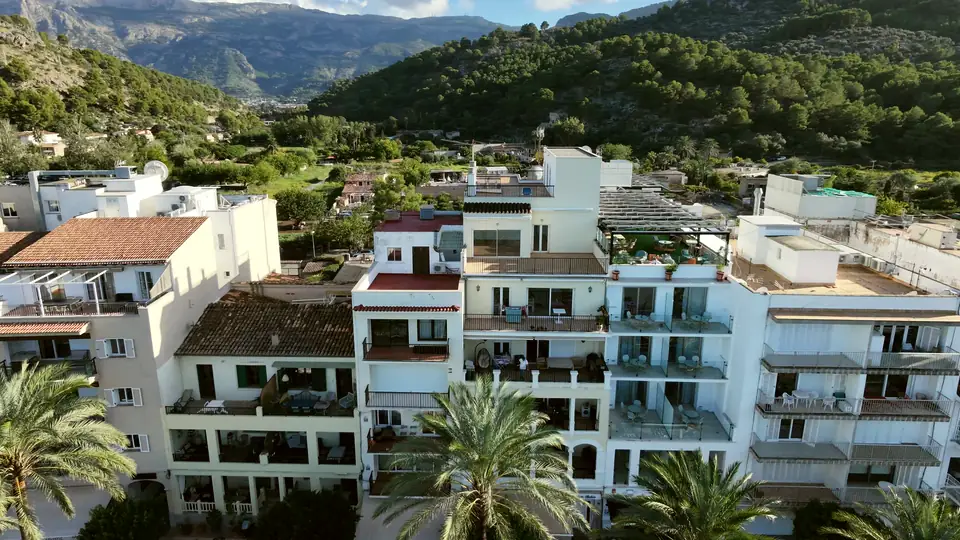 Fachadas frente al mar, vuelo de dron en Mallorca