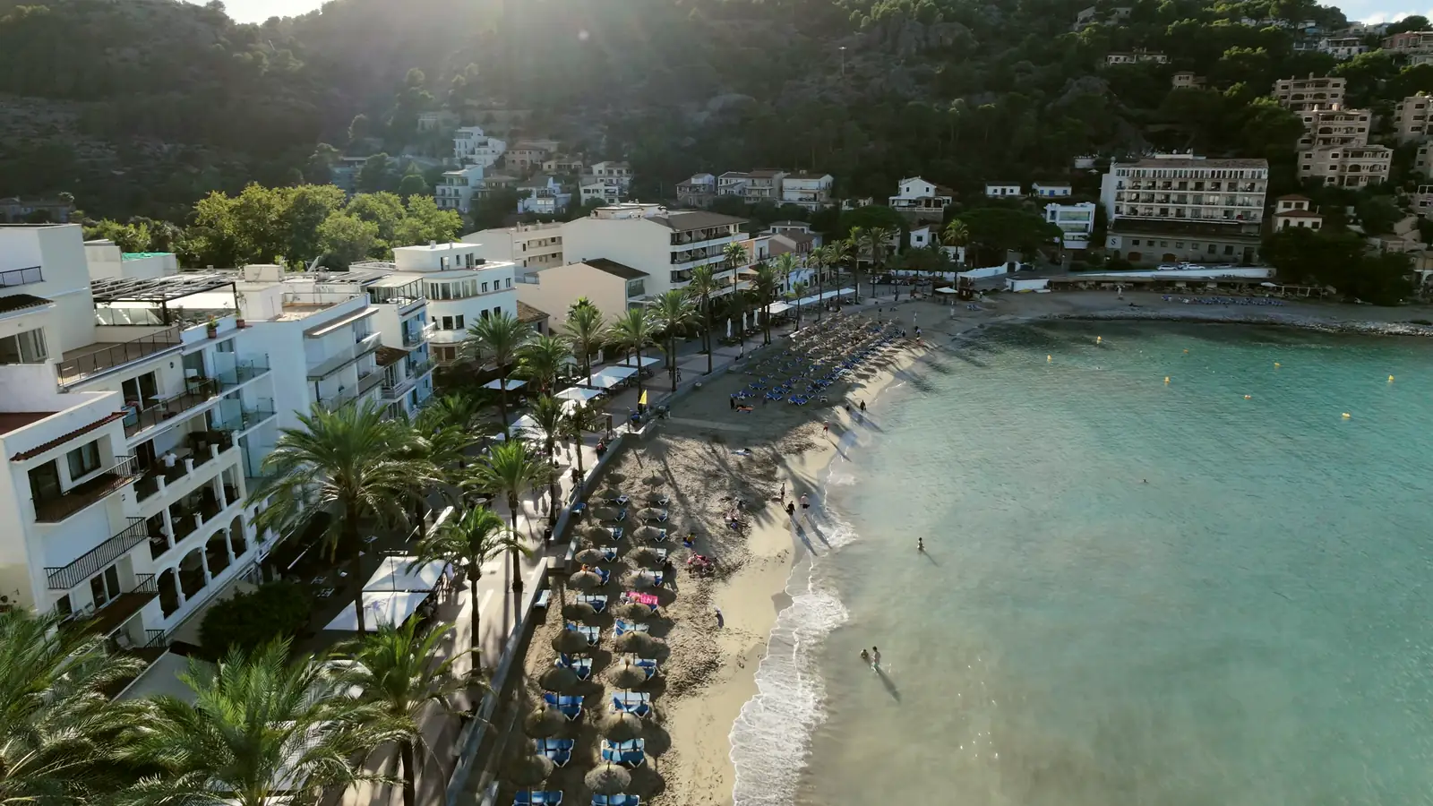 Playa y paseo a contraluz al final de la tarde