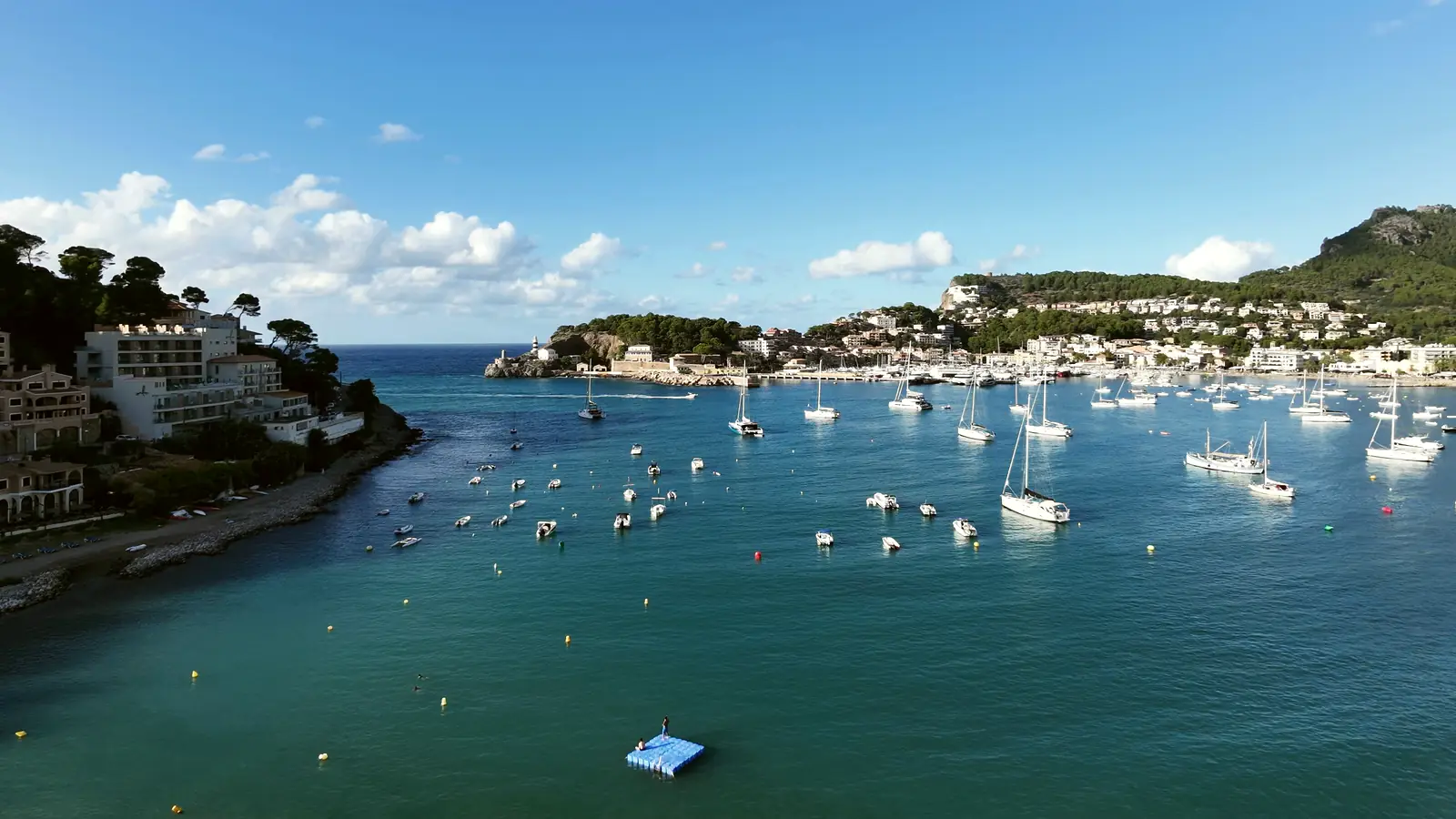 Bahía con barcos vista desde el dron
