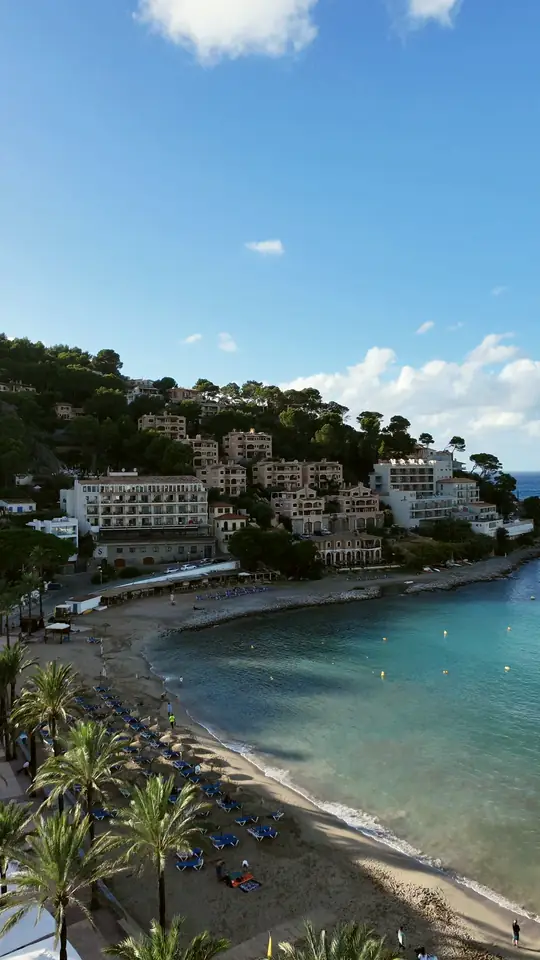 Bahía y playa, vuelo de dron en Mallorca