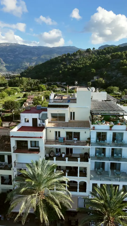 Fachada y paseo, vuelo de dron en Mallorca